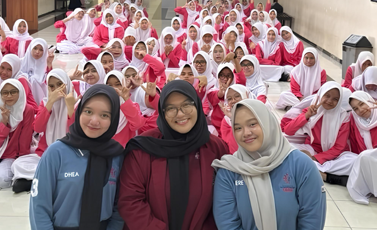 Foto Bersama Siswi BSS Malang