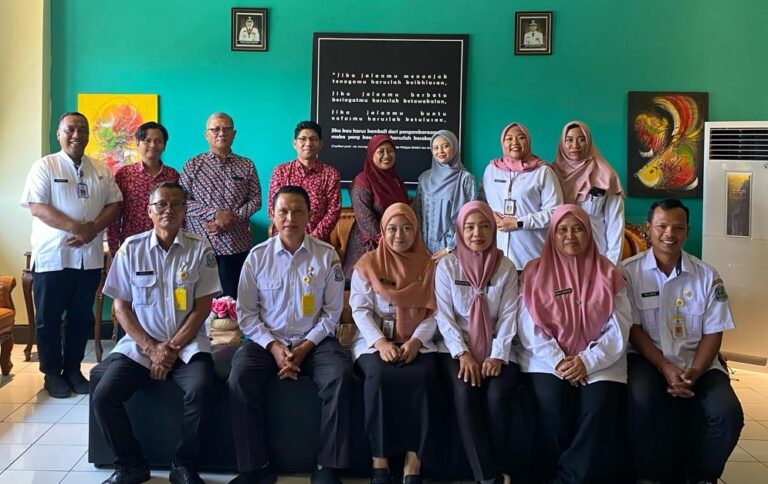 Foto Bersama Setelah Melakukan Pembahasan Silabus dan Transfer Knowledge