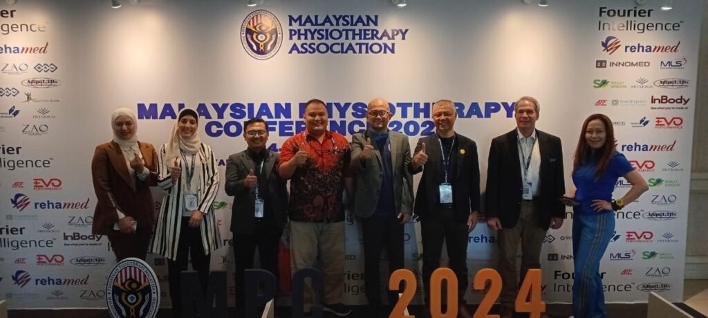Foto Bersama Delegasi Fisioterapi Indonesia dan Presiden Fisioterapi Dunia