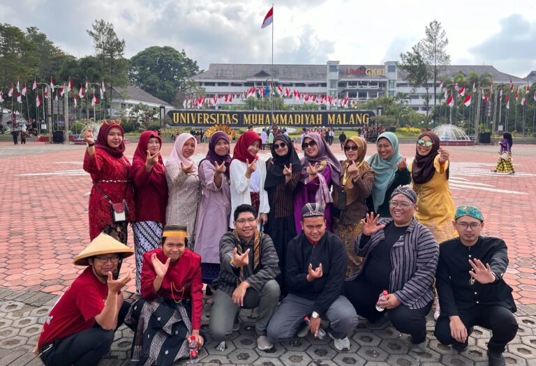 Foto Bersama Dosen dan Tenaga Kependidikan Fisioterapi dalam HUT RI Ke-79