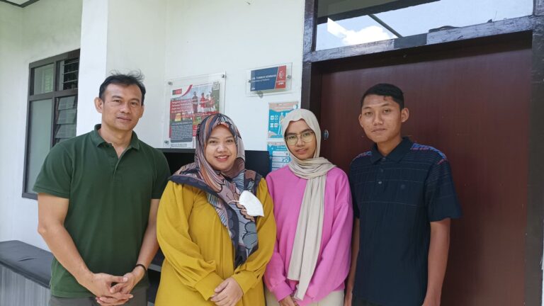 Foto Bersama Ketua PFAI, Ketua Departemen Fisioterapi Pediatri, dan Asisten Laboratorium