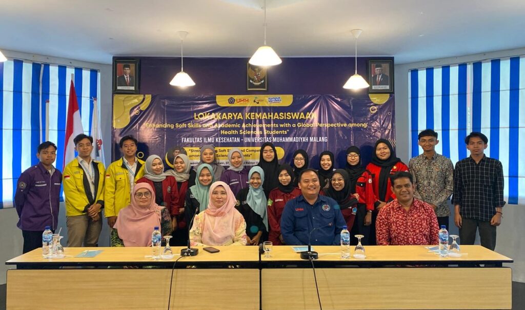 Foto Bersama Narasumber Internasional dan Mahasiswa