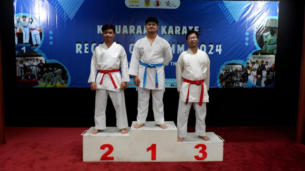 Foto Peraih Medali Karate dalam Ajang Rektor Cup 2024
