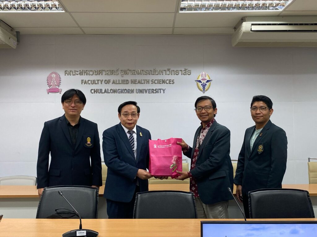 Penyerahan Souvenir Dari Dekan Faculty of Allied Health Sciences Chulalongkorn University Thailand (Kiri) kepada Ketua Program Studi Pendidikan Profesi Fisioterapis (Kanan)