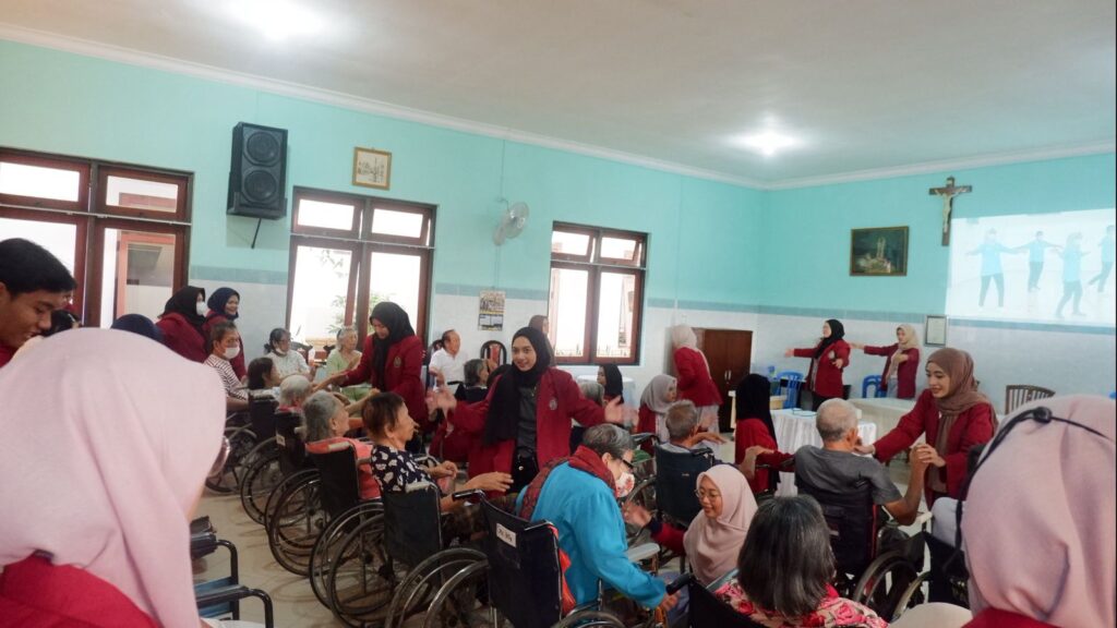 Kegiatan Latihan Bersama dengan Lansia