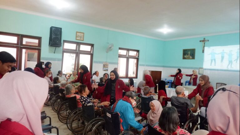 Kegiatan Latihan Bersama dengan Lansia