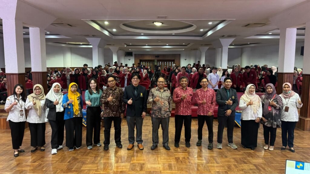 Foto bersama antara unsur Rektorat, Dekanat, serta Prodi Fisioterapi UMM dan peserta seminar International Seminar on Community-Based Physiotherapy.