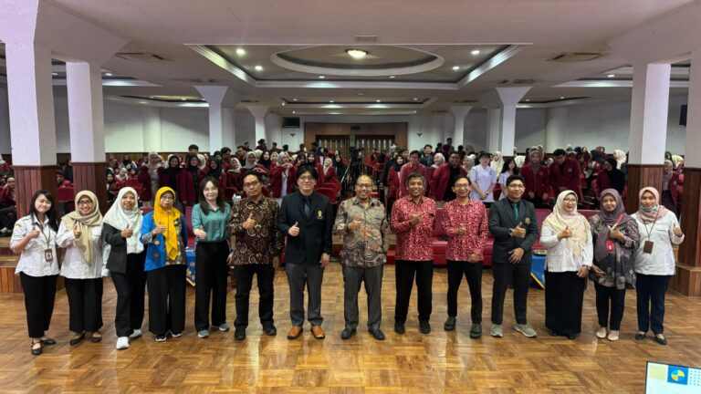 Foto bersama antara unsur Rektorat, Dekanat, serta Prodi Fisioterapi UMM dan peserta seminar International Seminar on Community-Based Physiotherapy.