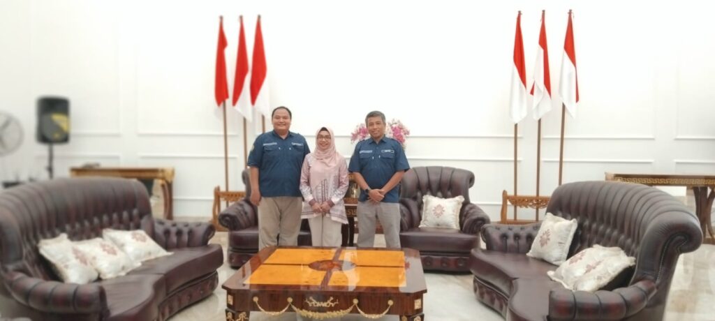 Rakhmad Rosadi, SST.Ft., Ftr., M.Sc., Ph.D (Kiri), Dr. Hj. Sri Budi Cantika Yuli (Tengah), Prof. Dr. Yoyok Bekti Prasetyo, M.Kep., Sp.Kom (Kanan)