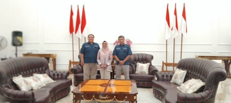 Rakhmad Rosadi, SST.Ft., Ftr., M.Sc., Ph.D (Kiri), Dr. Hj. Sri Budi Cantika Yuli (Tengah), Prof. Dr. Yoyok Bekti Prasetyo, M.Kep., Sp.Kom (Kanan)