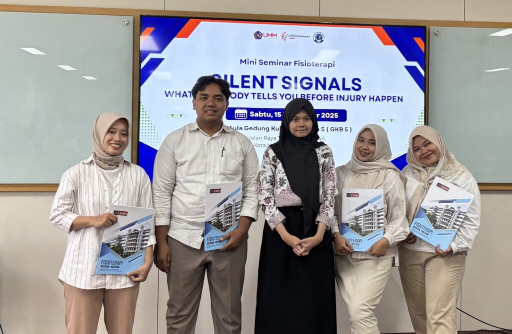 Foto Bersama Pemateri dan Ketua Pelaksana (Tengah)