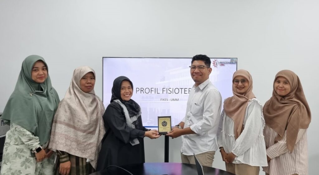 Sesi Foto Bersama Universitas Muhammadiyah Jember dengan Program Studi Fisioterapi Universitas Muhammadiyah Malang