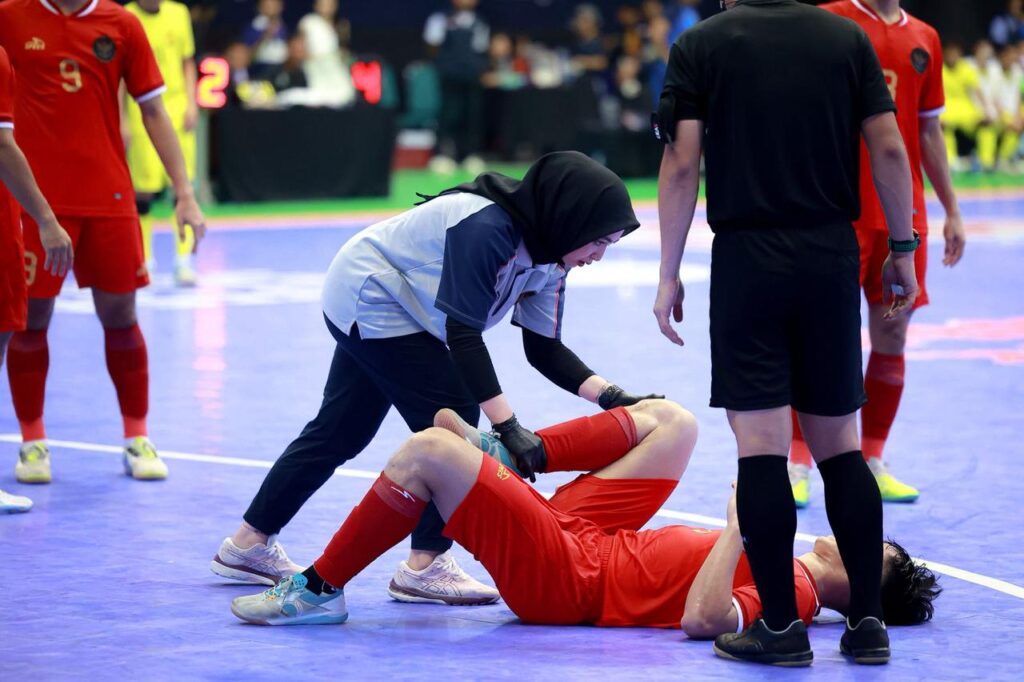 Fortunella Levyana Sedang Melakukan Penanganan Cedera