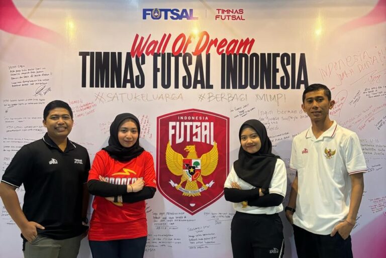 Dian Erfianto (Kanan) Bersama Tim Fisioterapi di Tim Nasional Fustsal Indonesia