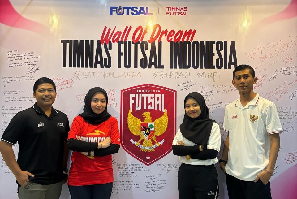 Dian Erfianto (Kanan) Bersama Tim Fisioterapi di Tim Nasional Fustsal Indonesia