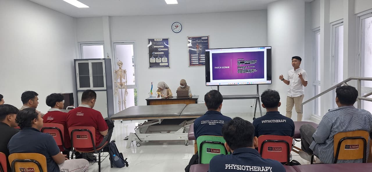 Reta Arroyan Ketika Memberikan Materi Fisioterapi Muskuloskeletal 