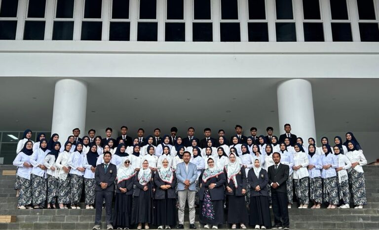 Foto Bersama Pimpinan Universitas, Fakultas Ilmu Kesehatan, dan Program Studi Fisioterapi