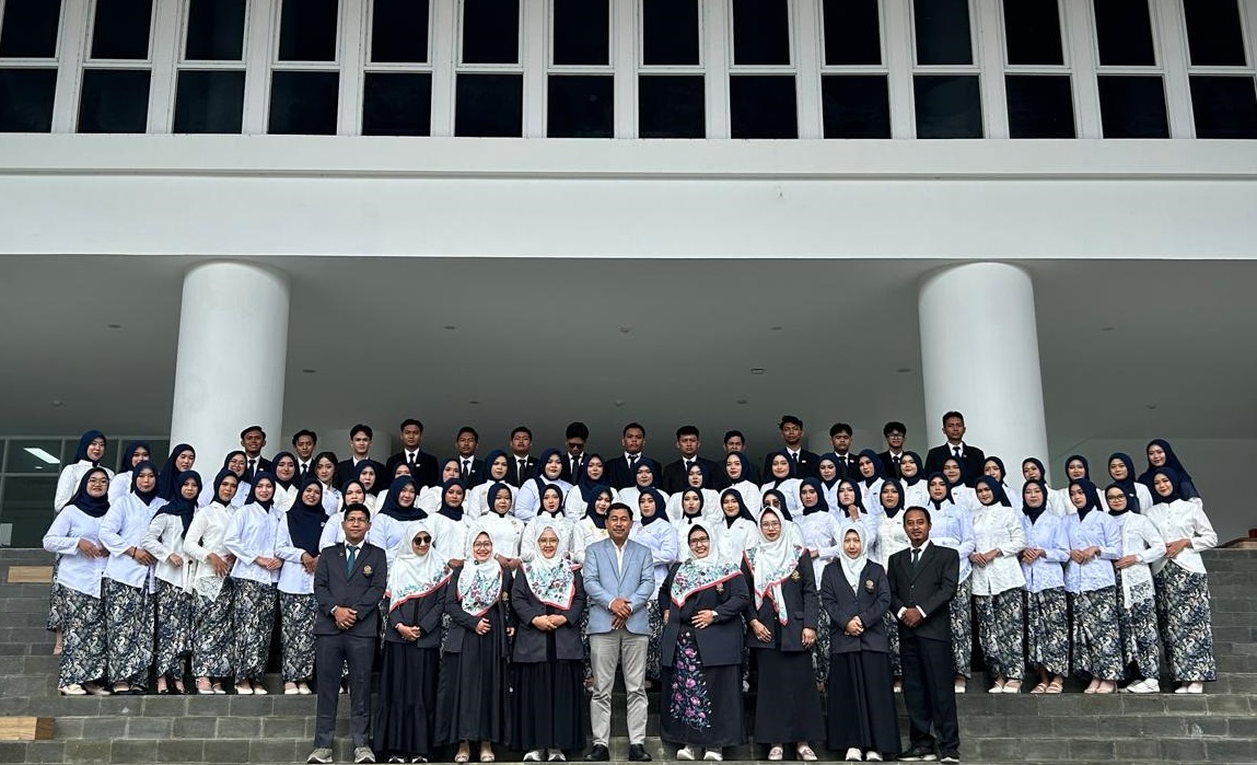 Foto Bersama Pimpinan Universitas, Fakultas Ilmu Kesehatan, dan Program Studi Fisioterapi