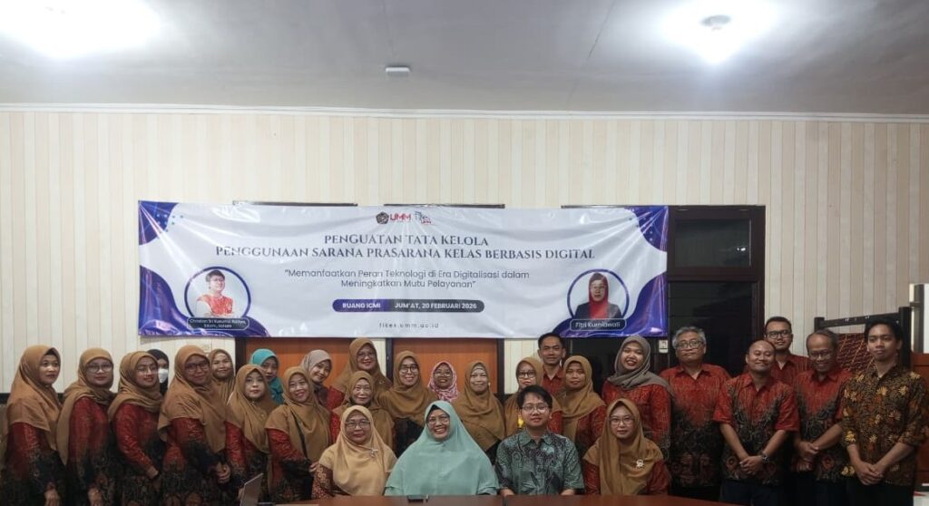 Foto Bersama Dekanat, Pemateri, dan Peserta Pelatihan