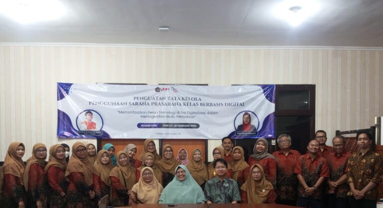 Foto Bersama Dekanat, Pemateri, dan Peserta Pelatihan