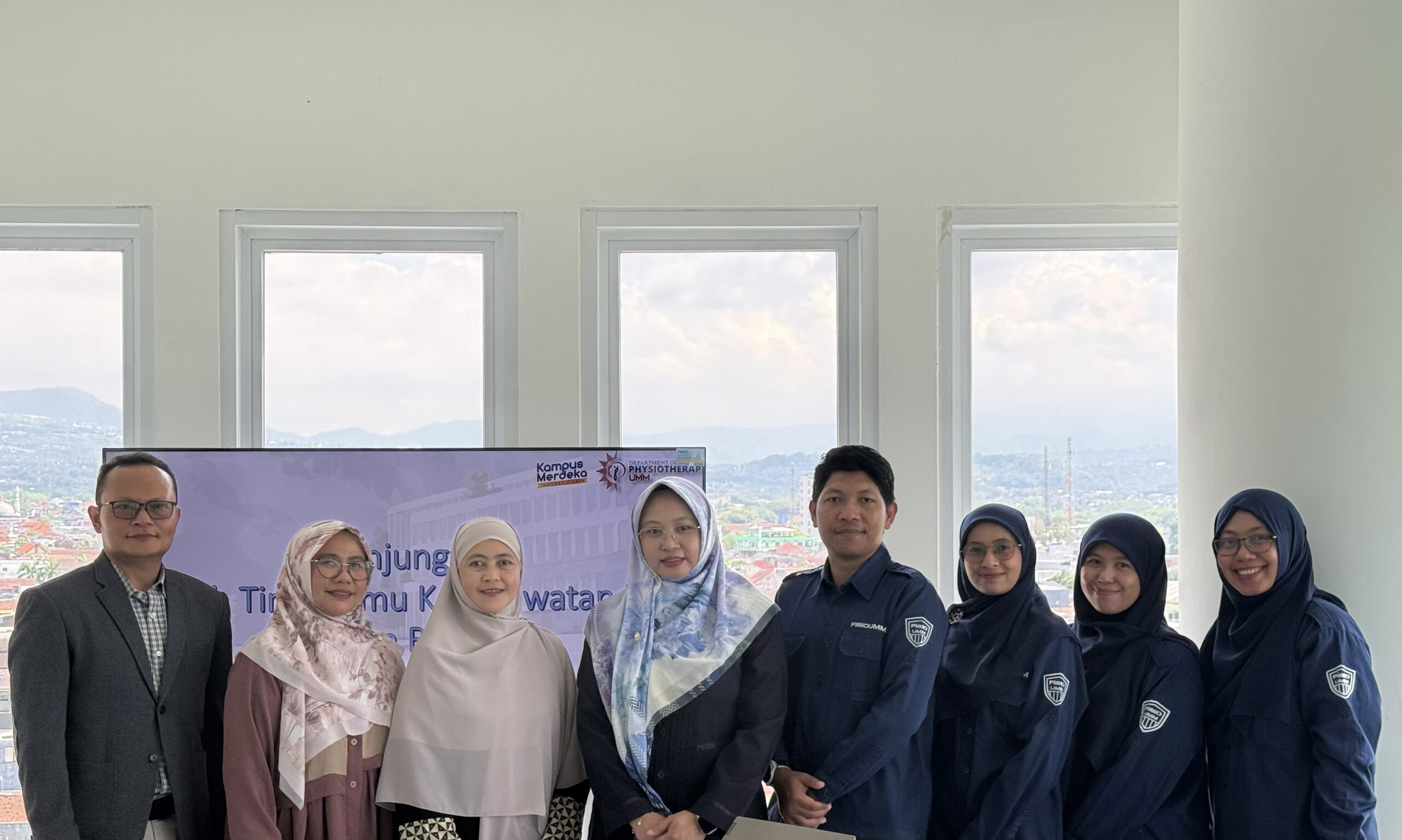 Foto Bersama Pimpinan Program Studi Fisioterapi, Wakil Dekan FIKES, dan Pimpinan STIKES PPNI Jawa Barat