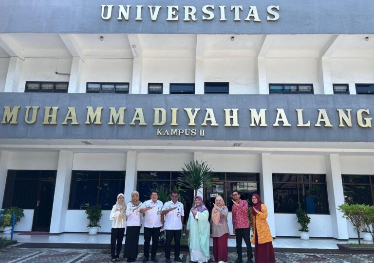 Foto Bersama Antara Perwakilan dari RSUD Sumberglagah dan Dekanat serta Ketua Program Studi Pendidikan Profesi Fisioterapis