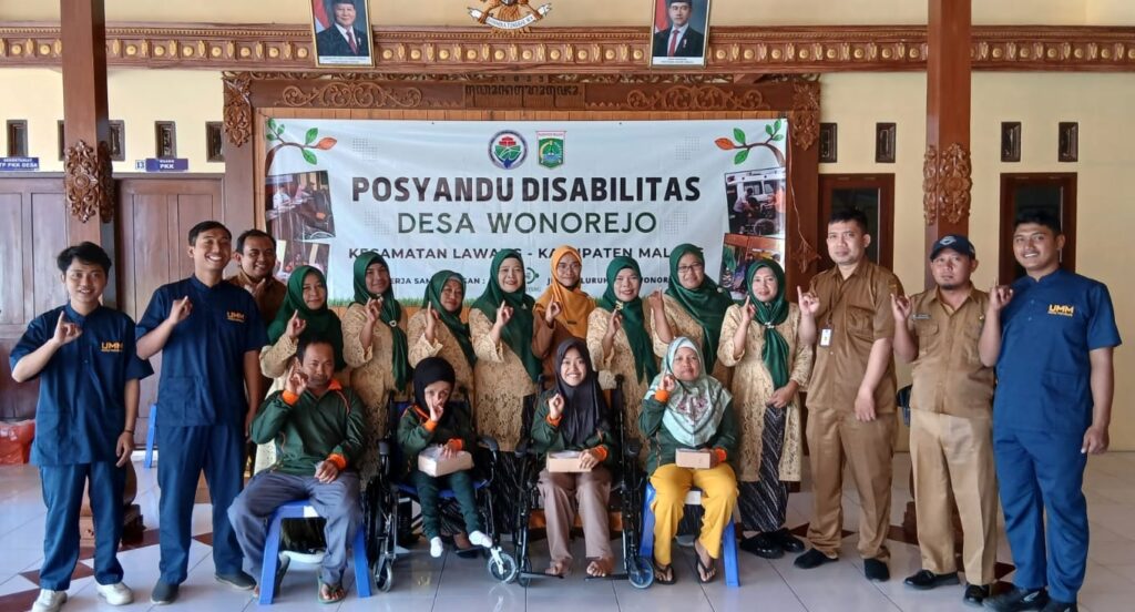 Foto Bersama Mahasiswa Profesi Fisioterapis UMM dengan Peserta Posyandu Disabilitas