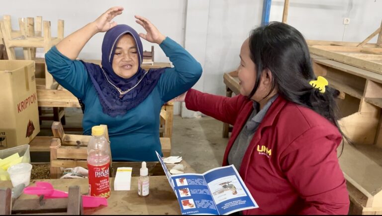 Fisioterapi Komunitas di Pabrik Hasil Tembakau Gondanglegi.
