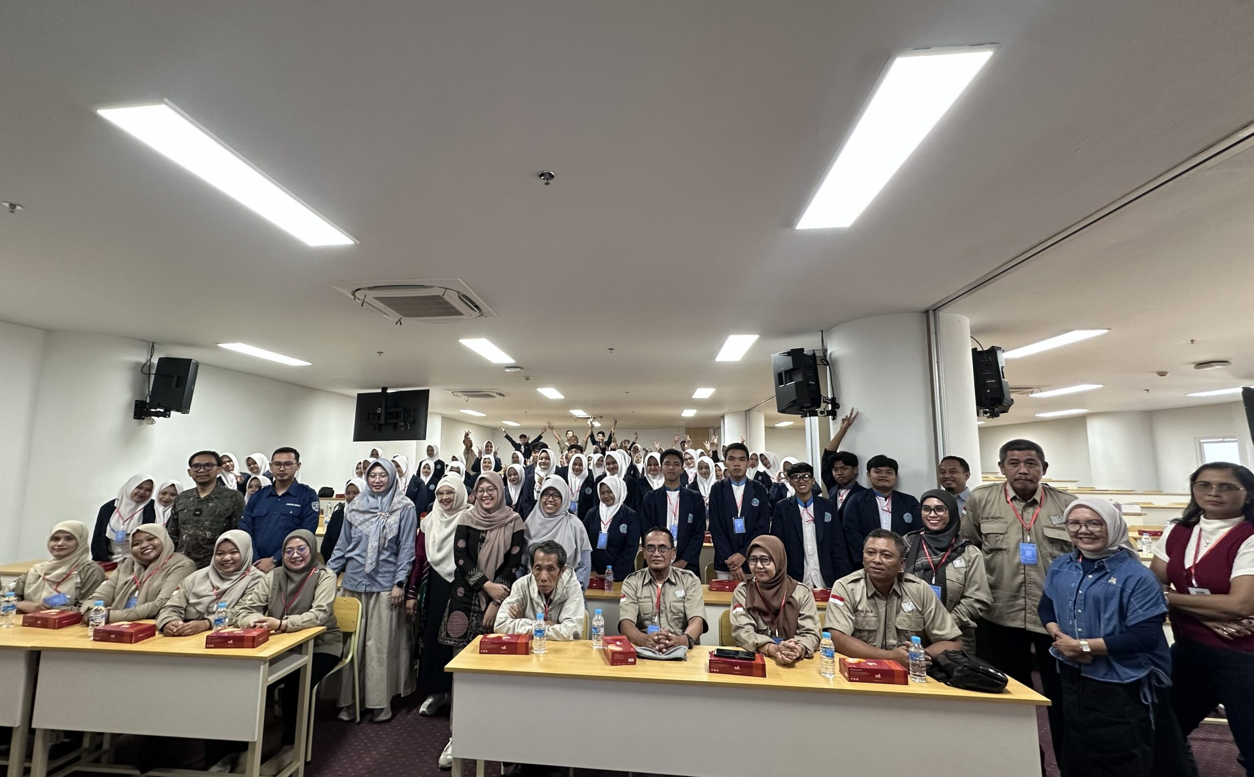 Sesi Foto Bersama FIKES UMM Dengan SMK 4 Pancasila Ambulu Jember