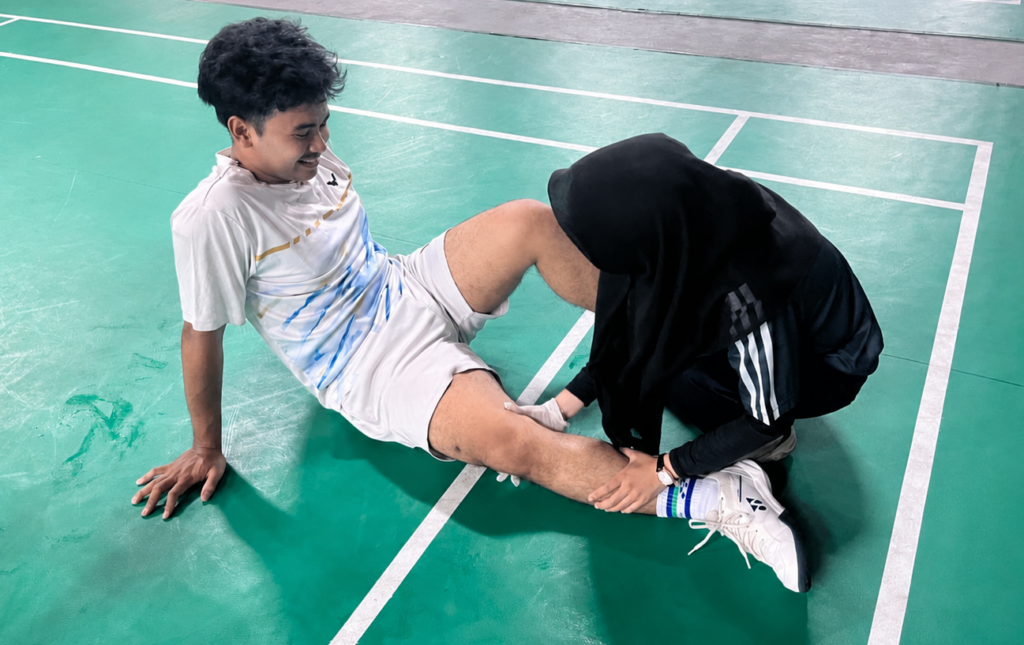 Tim Sportphysio UMM Dalam Melakukan Tindakan Fisioterapi