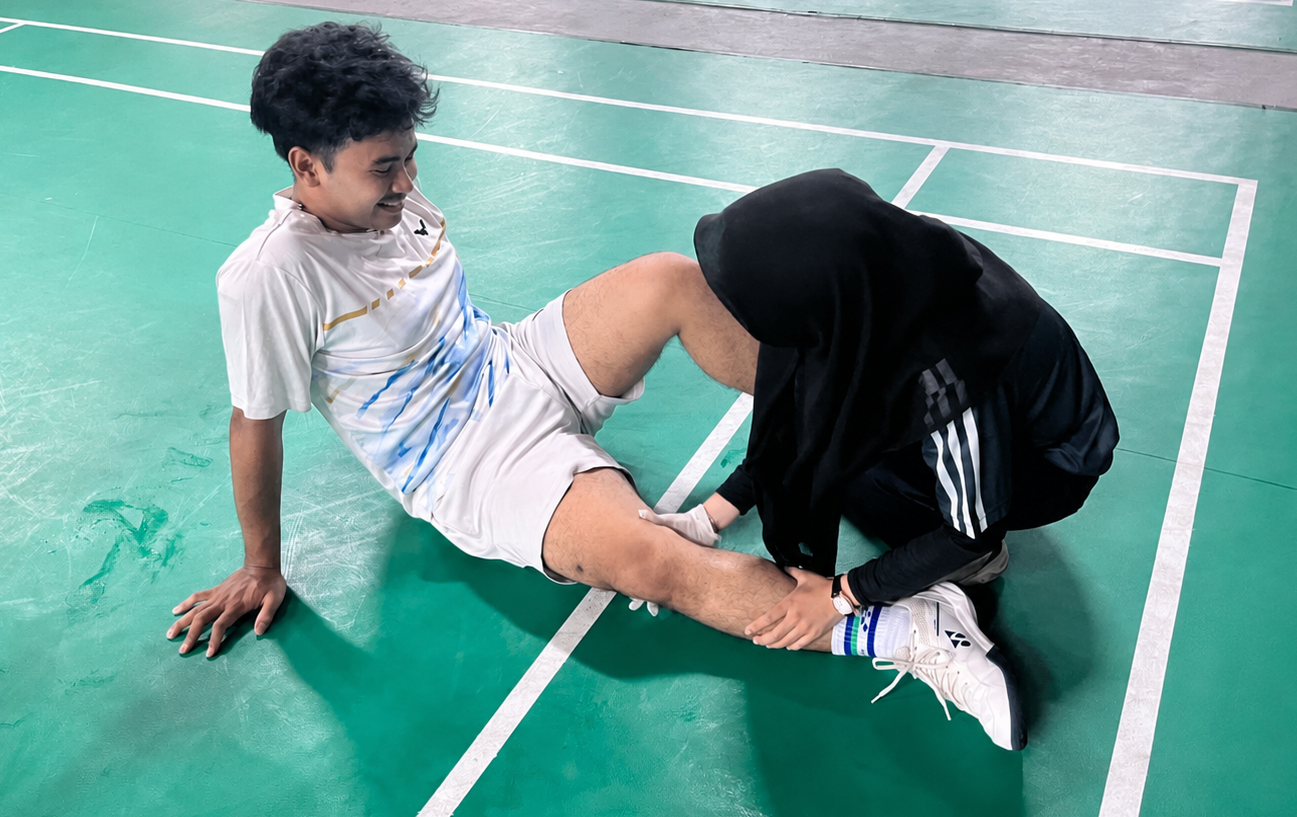 Tim Sportphysio UMM Dalam Melakukan Tindakan Fisioterapi