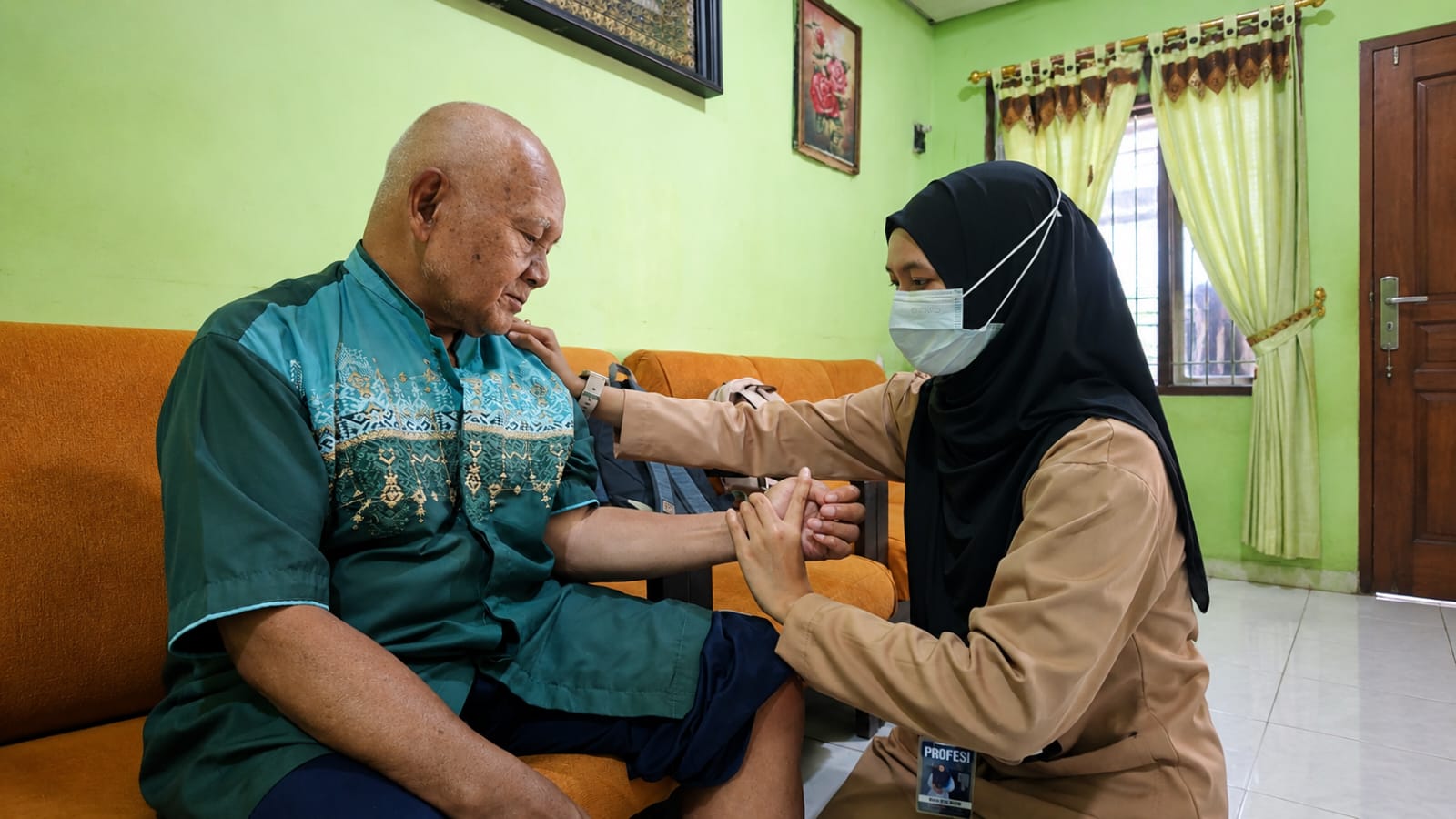 Mahasiswa Profesi Fisioterapis UMM Tengah Melakukan Home Visite