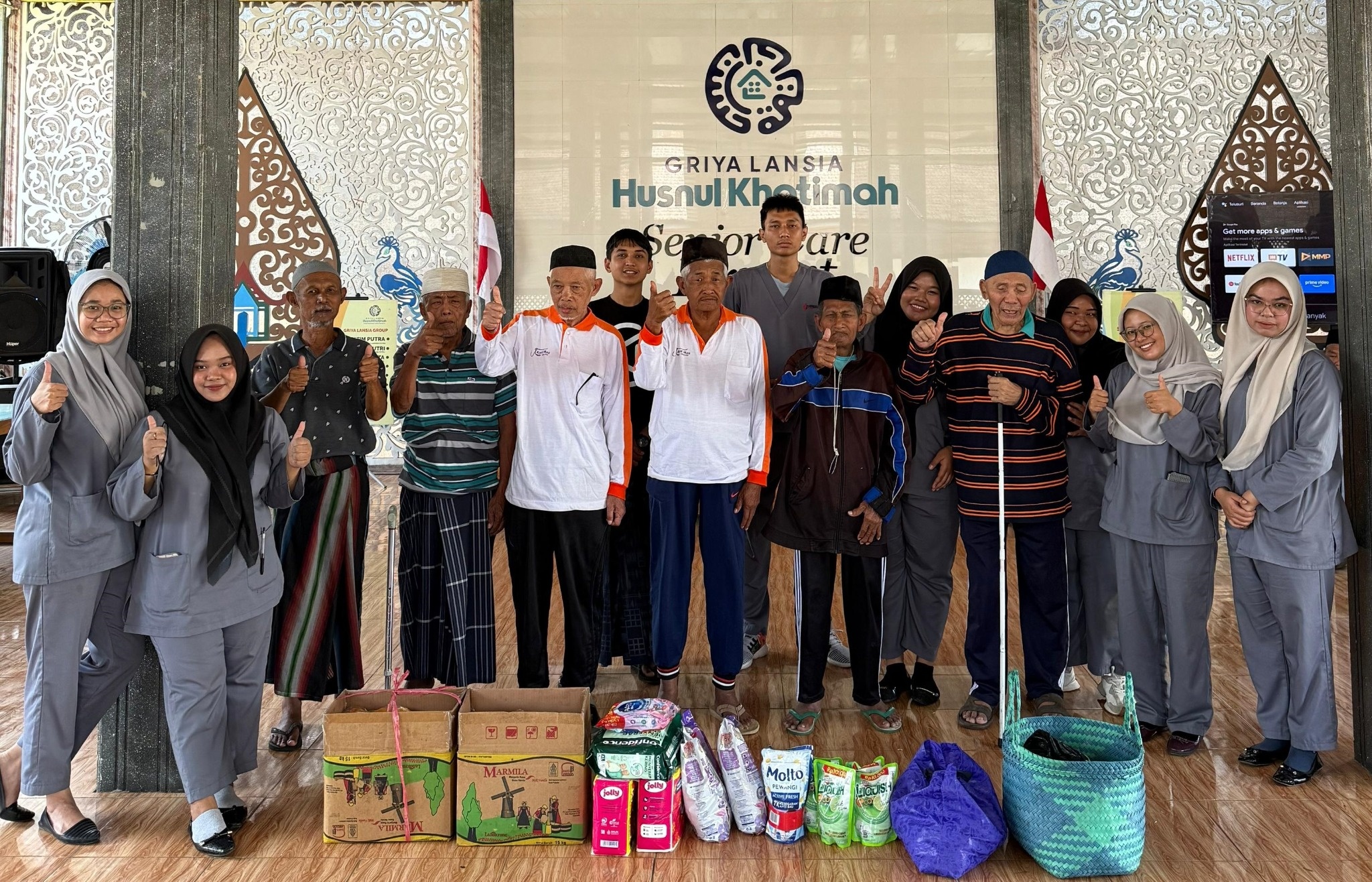 Foto Bersama Tim Pengabdian kepada Masyarakat Fisioterapi UMM dengan Lansia di Griya Lansia Husnul Khatimah