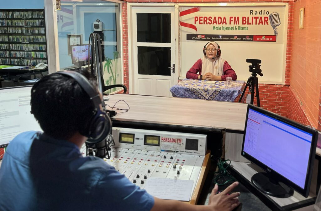 Fahma Yulinda Ekasari Ketika On-Air di Radio Persada FM Blitar