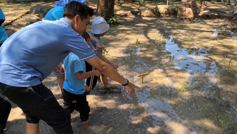 Mahasiswa Profesi Fisioterapis Tengah Mendampingi Terapi Sensoris di Alam