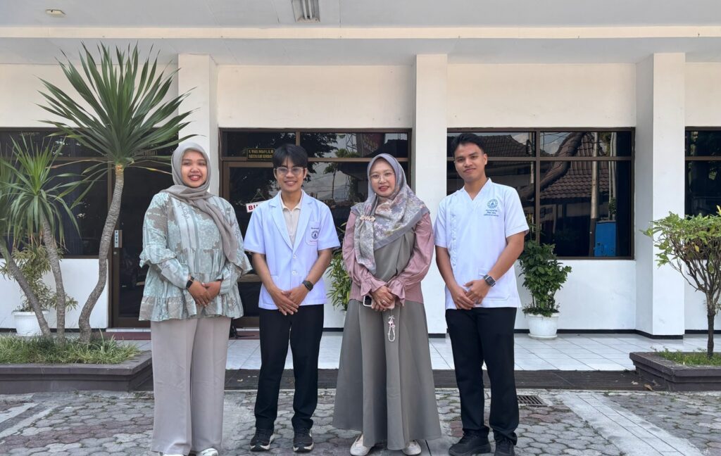 Foto bersama PIC, Wakil Dekan 1, dan Mahasiswa International Student Exchange