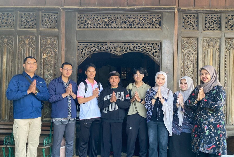 Foto Bersama Tim Student Exchange, Mahasiswa Thailand, dan Ki Soleh Adi Pramono